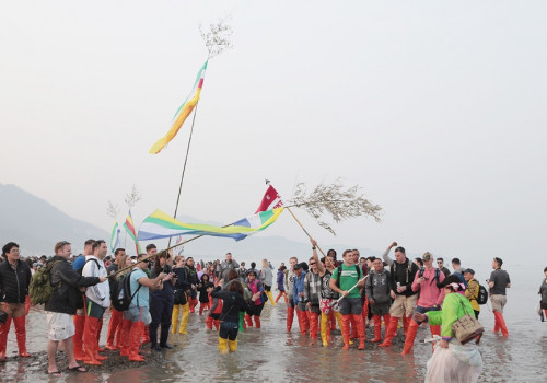 Lễ Hội Đi Bộ Qua Biển Và Còn Đường Tách Đôi Biển “Kỳ Bí” Ở Hàn Quốc