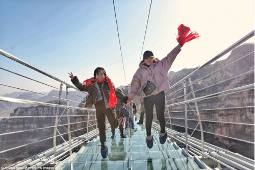 Cảnh chen chúc đi trên cây cầu kính dài nhất thế giới ở Trung Quốc