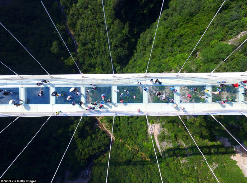 Đến Trương Gia Giới ngắm cầu thủy tinh cao và dài nhất thế giới Glass Brigde