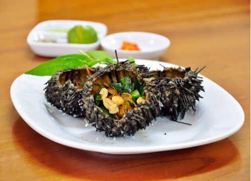 Nhum nướng mỡ hành - đặc sản của biển Nam Du