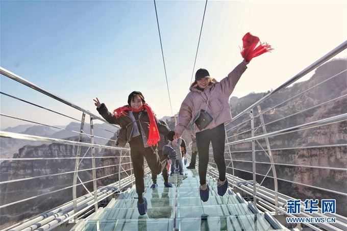 Xuất hiện cầu kính dài nhất thế giới ở Trung Quốc 2
