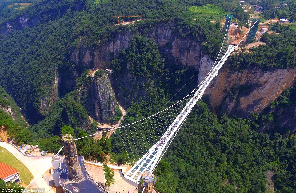 Cầu thủy tinh cao và dài nhất thế giới Glass Brigde 9
