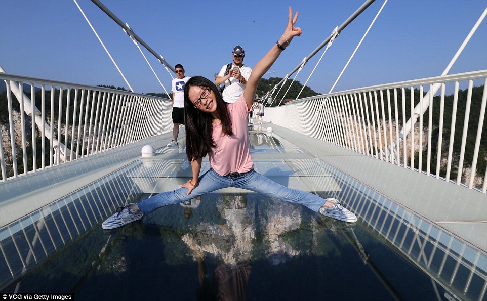 Cầu thủy tinh cao và dài nhất thế giới Glass Brigde 5