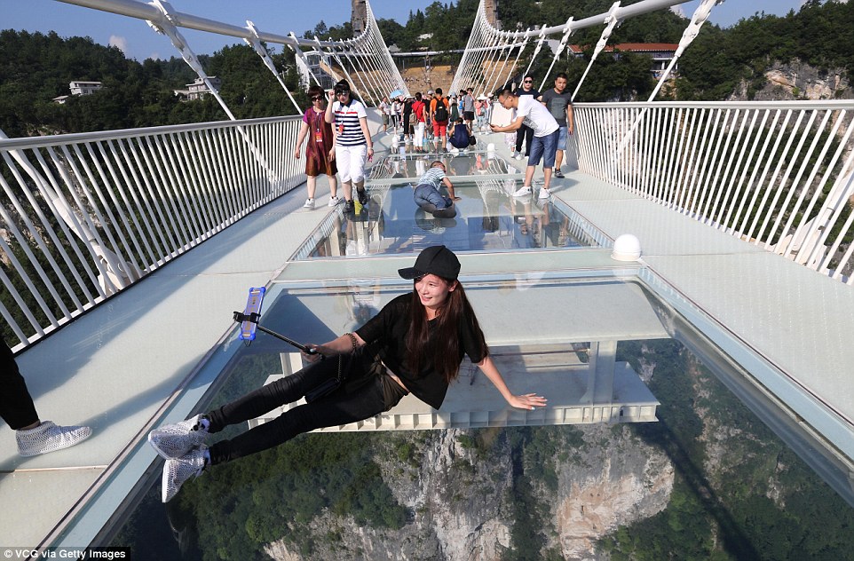 Cầu thủy tinh cao và dài nhất thế giới Glass Brigde 7